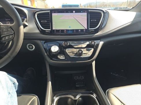 Used 2025 Chrysler Pacifica Limited w/ Trailer Tow Group image 24