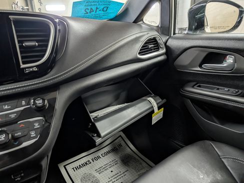 New 2026 Chrysler Pacifica Select image 9