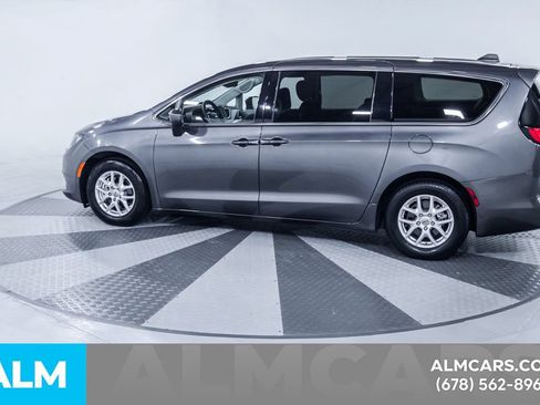 Used 2023 Chrysler Voyager LX FWD image 5