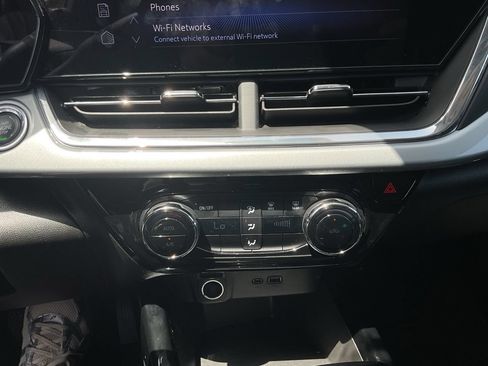 Used 2025 Chevrolet Trax LT FWD image 22