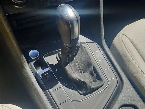 Used 2021 Volkswagen Tiguan SE image 12