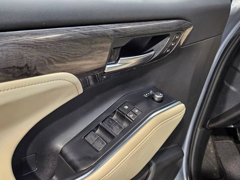 Used 2024 Toyota Highlander Platinum FWD image 21