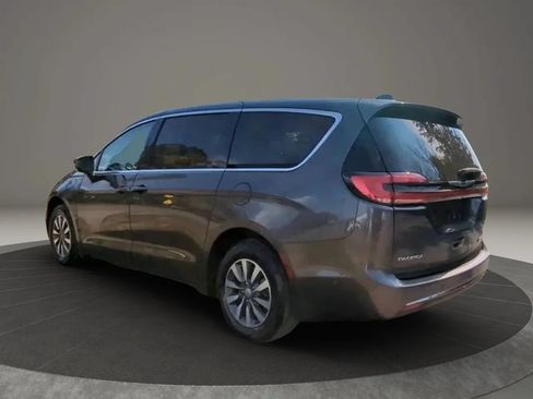 Used 2022 Chrysler Pacifica Touring-L w/ Uconnect Theater Family Group FWD image 2