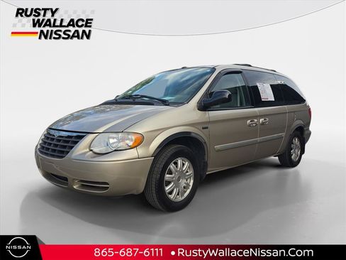 Used 2007 Chrysler Town & Country Touring image 1