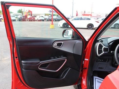 Used 2025 Kia Soul LX w/ LX Technology Package FWD image 17