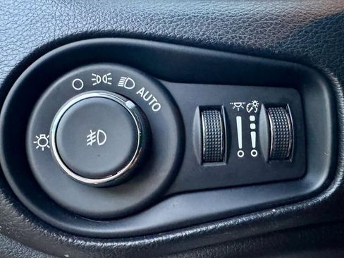 Used 2023 Jeep Renegade Trailhawk AWD/4WD image 12