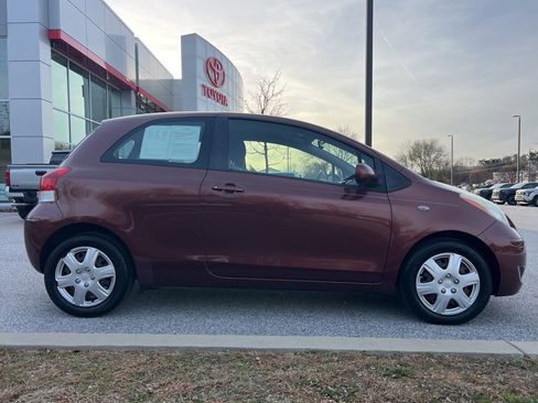 Used 2010 Toyota Yaris 2-Door Hatchback image 2
