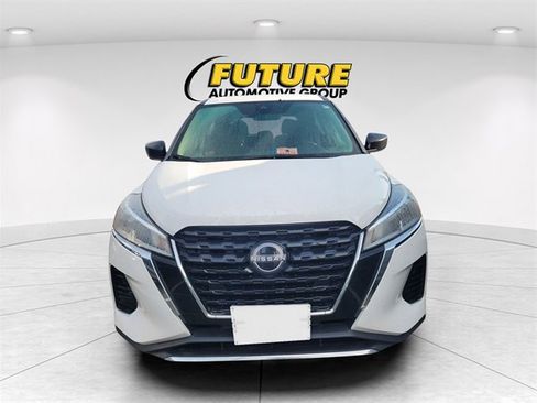 Used 2022 Nissan Kicks S image 2