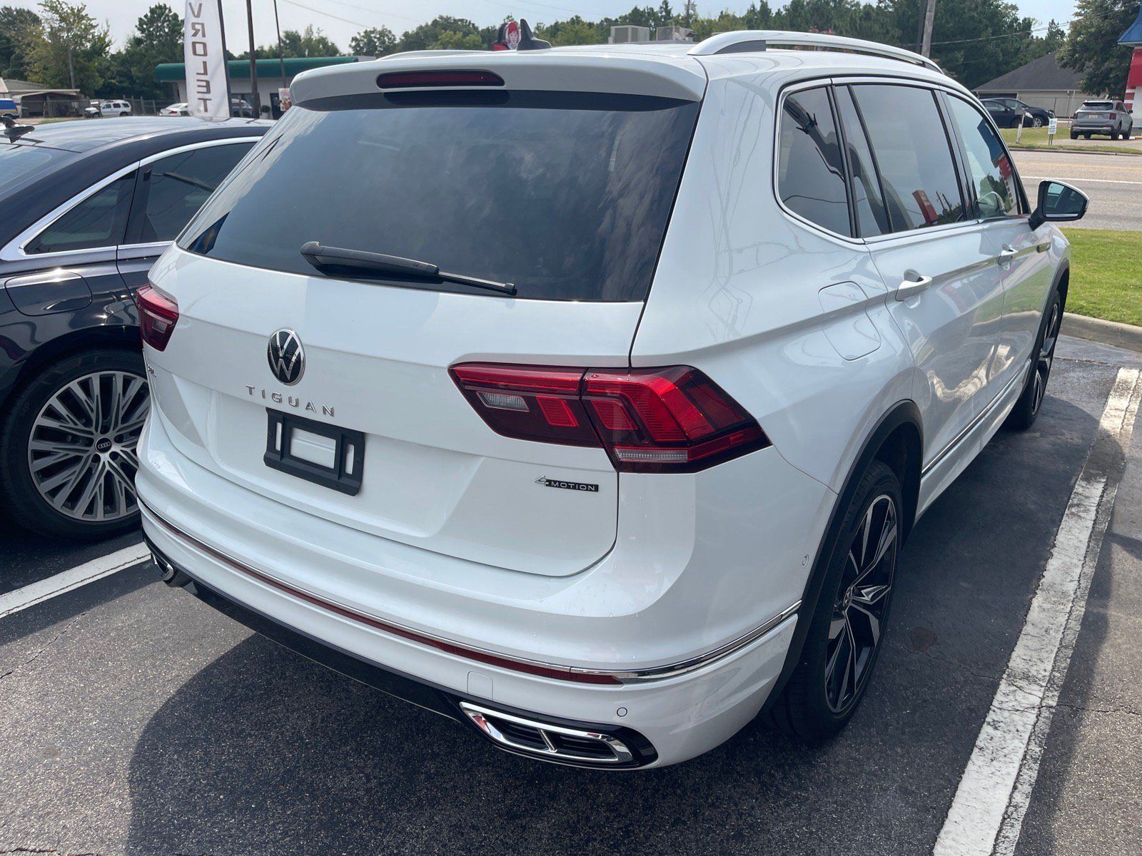 Used 2023 Volkswagen Tiguan SEL R-Line AWD/4WD image 14