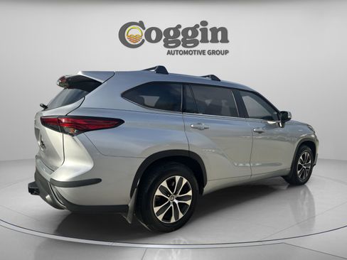 Used 2021 Toyota Highlander XLE image 6