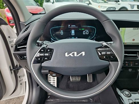 New 2025 Kia Niro EX Touring image 11