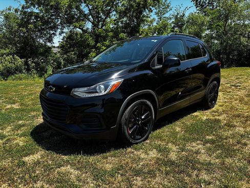 Used 2018 Chevrolet Trax LT w/ Sun & Sound Package FWD image 1