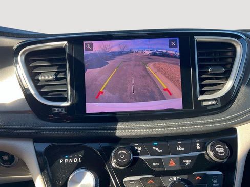 Used 2022 Chrysler Pacifica Touring-L w/ Uconnect Theater Family Group image 36