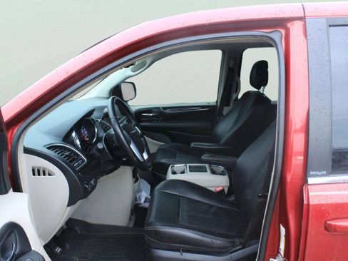 Used 2013 Chrysler Town & Country Touring w/ Trailer Tow Group FWD image 9