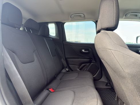 Used 2023 Jeep Renegade Latitude AWD/4WD image 17