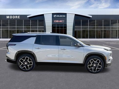 Used 2025 Chevrolet Traverse High Country image 2