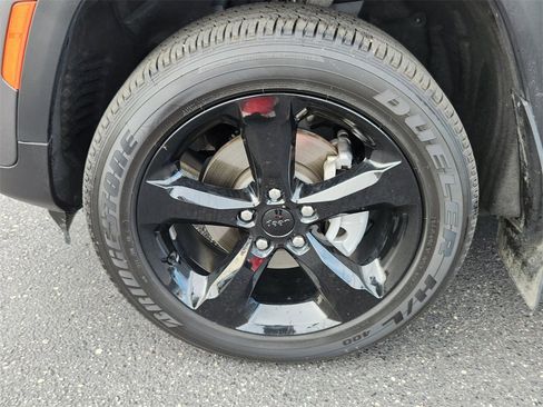 Used 2024 Jeep Grand Cherokee Altitude image 14