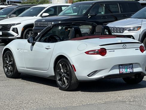 Used 2018 MAZDA MX-5 Miata Club w/ Appearance Package RWD image 7