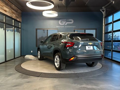 Used 2025 Chevrolet Trax LS w/ LS Convenience Package FWD image 5