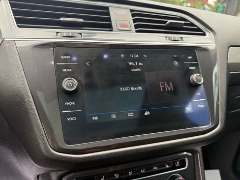 Used 2020 Volkswagen Tiguan SE image 16