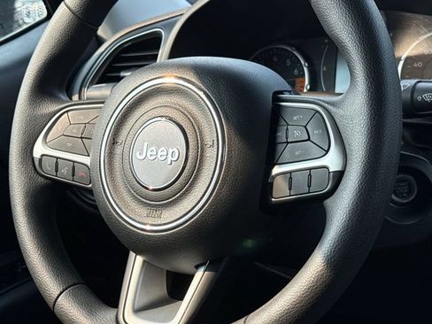 Used 2023 Jeep Renegade Latitude AWD/4WD image 12