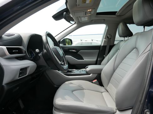 Used 2022 Toyota Highlander XLE AWD/4WD image 31