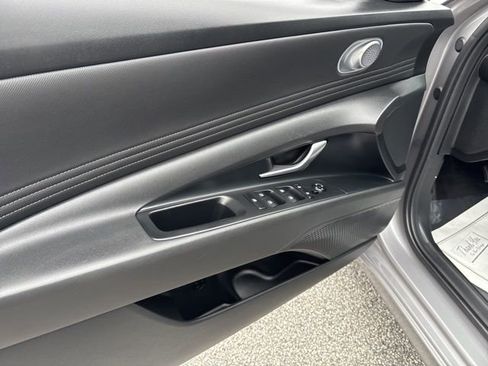 Used 2025 Hyundai Elantra SEL image 11