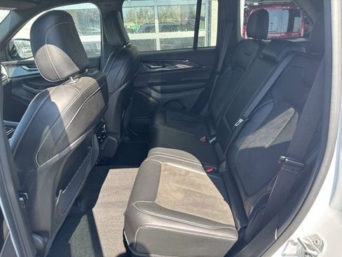 Used 2023 Jeep Grand Cherokee Altitude AWD/4WD image 18