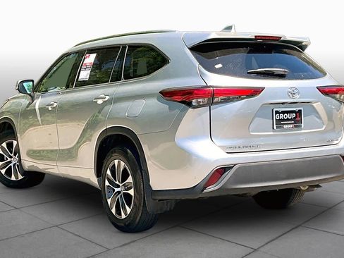 Used 2021 Toyota Highlander XLE AWD/4WD image 12