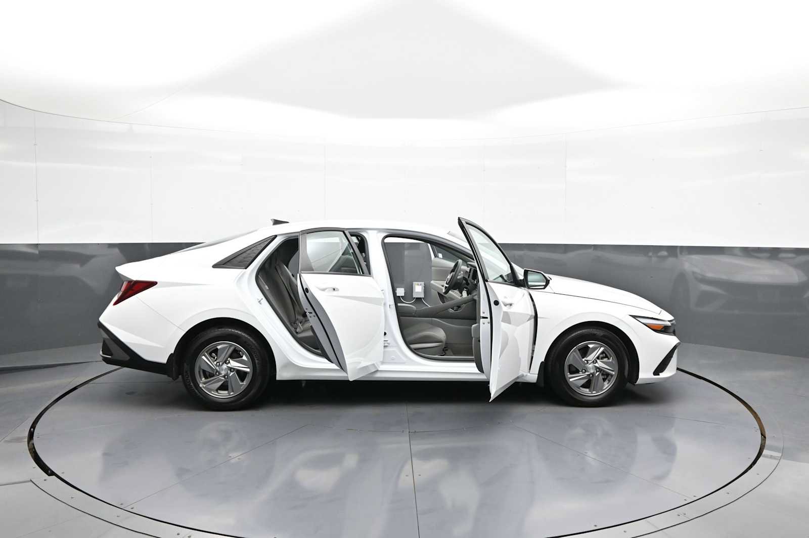 Used 2025 Hyundai Elantra SE FWD image 41
