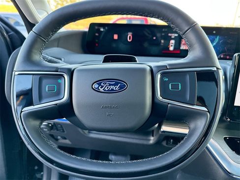 Used 2025 Ford Expedition Platinum image 18