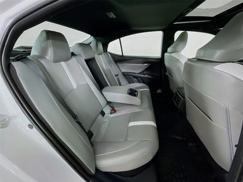 Used 2025 Toyota Camry SE w/ Convenience Package image 30