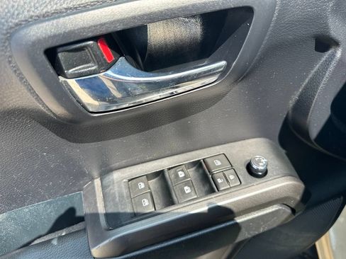 Used 2017 Toyota Tacoma TRD Off-Road w/ Premium & Technology Package AWD/4WD image 16