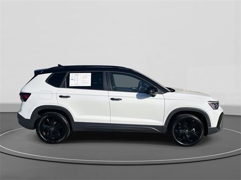 Used 2025 Volkswagen Taos SE image 3