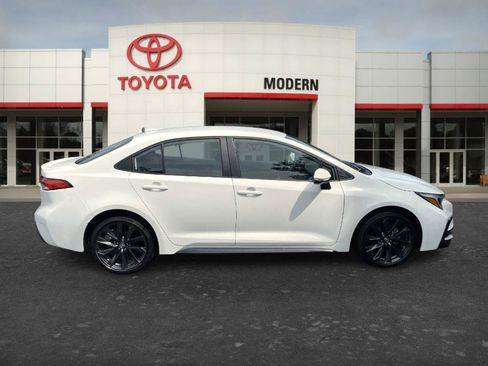 Certified 2025 Toyota Corolla SE FWD image 4