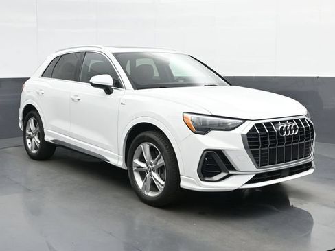 Used 2020 Audi Q3 2.0T Premium w/ Convenience Package AWD/4WD image 2