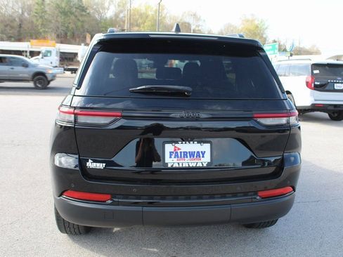 Used 2023 Jeep Grand Cherokee Altitude image 9