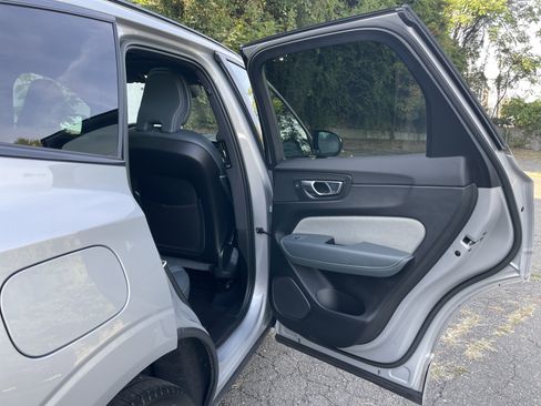 Used 2022 Volvo XC60 B5 R-Design image 16