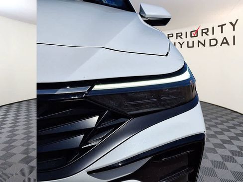 Used 2025 Hyundai Elantra SEL image 8