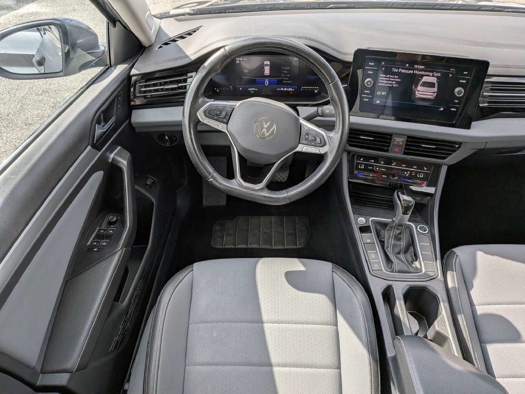 Used 2025 Volkswagen Jetta SE FWD image 14