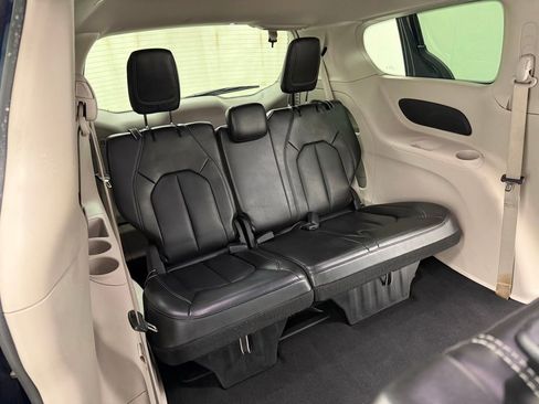 Used 2023 Chrysler Pacifica Touring-L FWD image 14