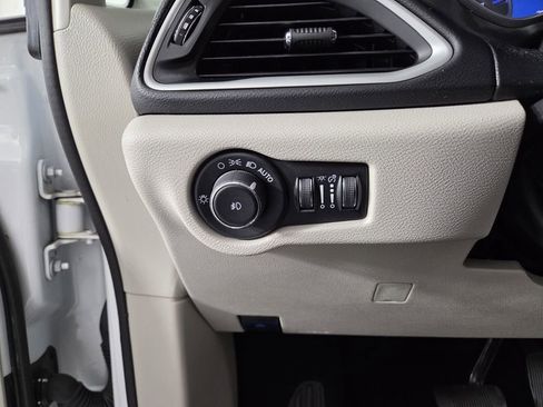 Certified 2023 Chrysler Pacifica Touring-L image 50