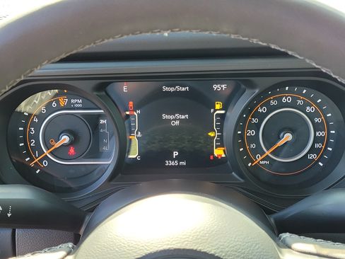 Used 2025 Jeep Gladiator Mojave w/ Convenience Group AWD/4WD image 30