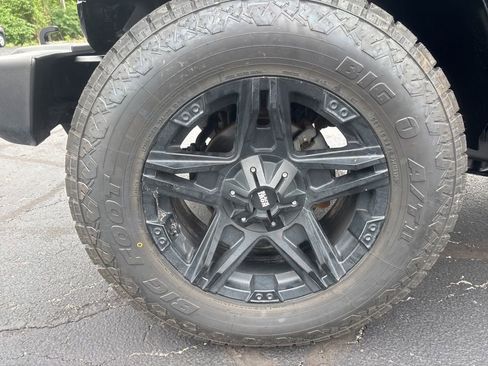 Used 2017 Jeep Wrangler Unlimited Sahara w/ Connectivity Group AWD/4WD image 2
