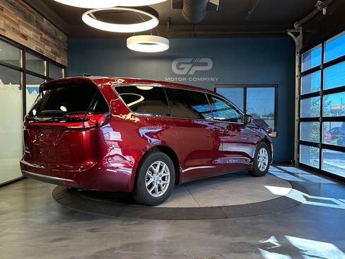 Used 2023 Chrysler Pacifica Touring-L FWD image 3
