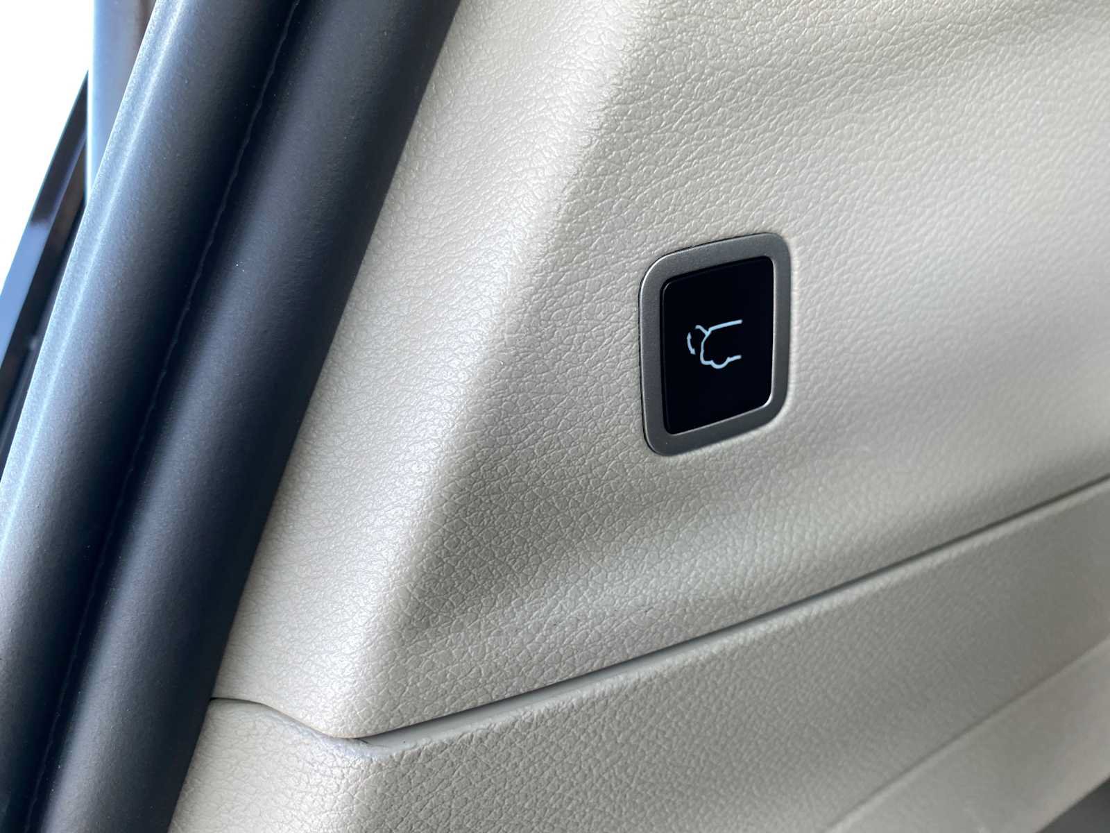 Used 2023 Chrysler Pacifica Touring-L FWD image 37