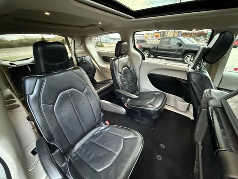 Used 2018 Chrysler Pacifica Limited image 21