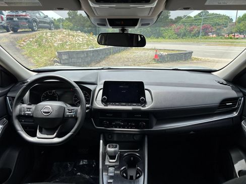 Used 2025 Nissan Rogue SV FWD image 30