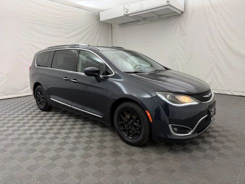 Used 2020 Chrysler Pacifica Touring-L FWD image 4