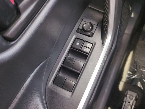 Used 2019 Toyota RAV4 LE FWD image 17